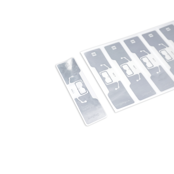 AD Dogbone RFID Label securely applied on a paper carton demonstrating excellent adhesion and readability.