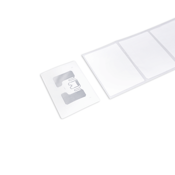 Real-world demonstration of RFID label on logistics packaging
