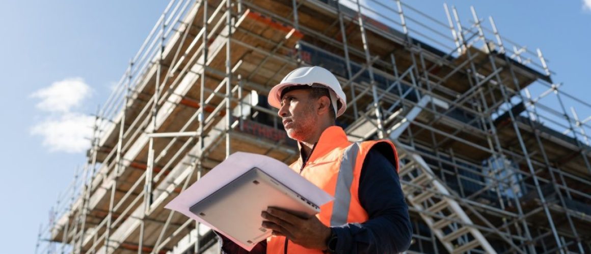 複数の建設現場にまたがる建設機器のトラッキングを最適化する方法