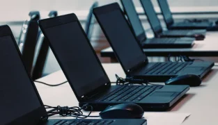 RFID IT資産追跡：ノートPC、サーバー、オフィス機器を管理する方法