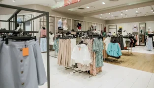 アパレル在庫管理におけるRFID：現代のファッション倉庫でWMSが果たす役割