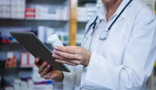 RFID医薬品トラッキング：ロット管理と有効期限管理の課題を解決